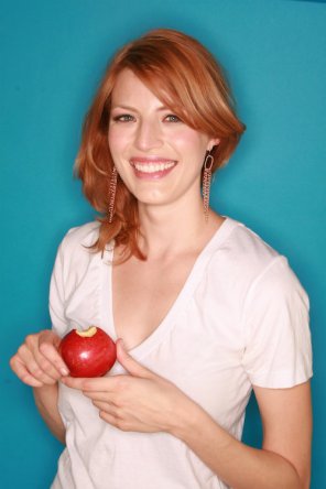 zdjęcie amatorskie Amber with an Apple