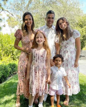 amateur photo Jessica Alba Easter Family in April 2021