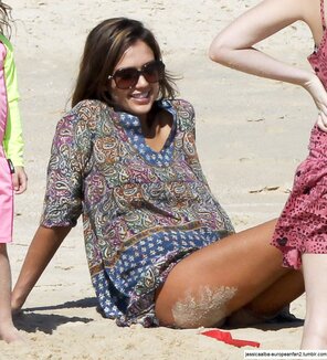 Jessica Alba has sandy thighs