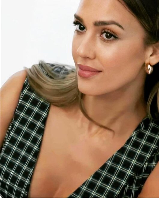 Jessica Alba Showing very lil cleavage