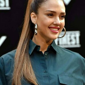 photo amateur Jessica Alba Smiling and Showing her Beautiful Teeth