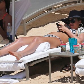 Jessica Alba Sunbathing with a Lil Baby Bump