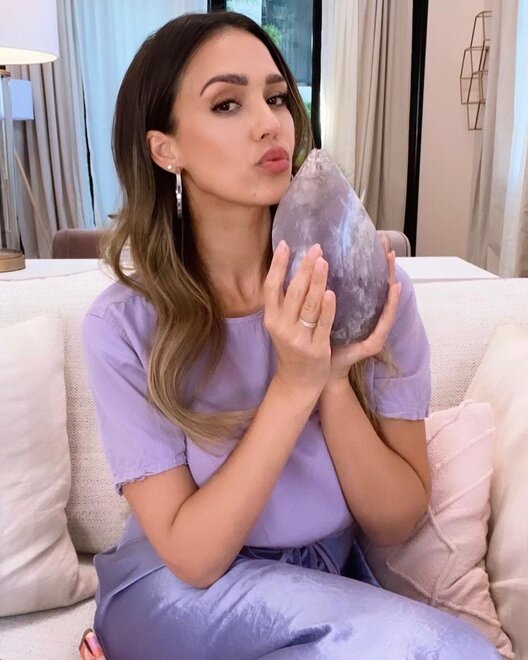 Jessica Alba What are you Holding
