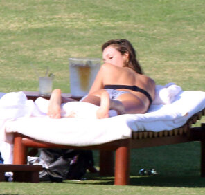 foto amadora jessica-alba-in-bikini-sunbathing-in-los-cabos-03