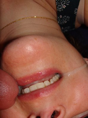 zdjęcie amatorskie Close up in the mouth