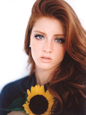 amateur pic Blue eyed redhead and sunflower