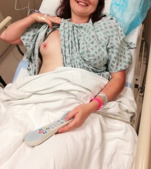 zdjęcie amatorskie Pre surgery boobie pic [F]