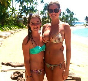amateur pic kATE UPTON taking pic with a fan