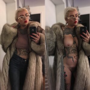 amateur photo I feel like this coat accentuates my glasses, what do you think?? :)