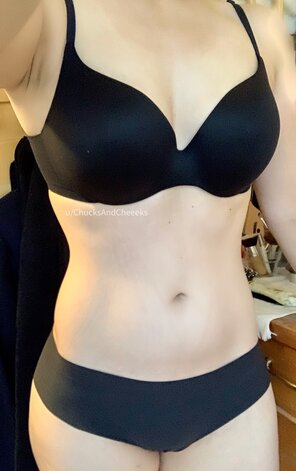 foto amatoriale Simple black bra and panties [f]