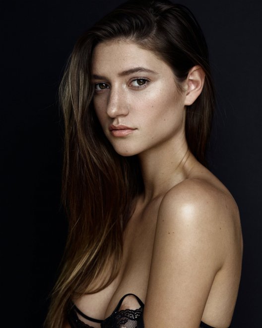 Elizabeth Elam nude