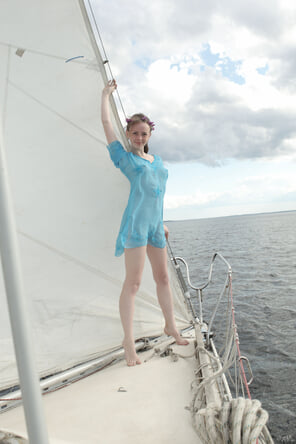 amateur photo stunning_girl-on-a-yacht_vega_high_0058