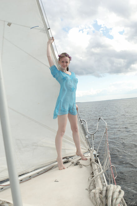 stunning_girl-on-a-yacht_vega_high_0058