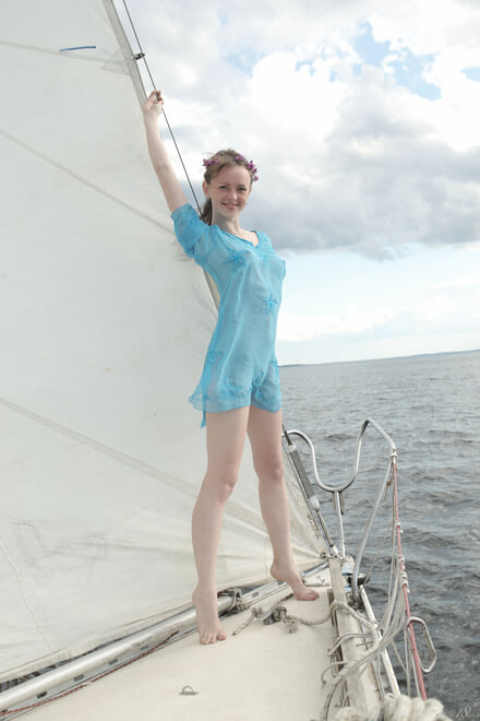 stunning_girl-on-a-yacht_vega_high_0059