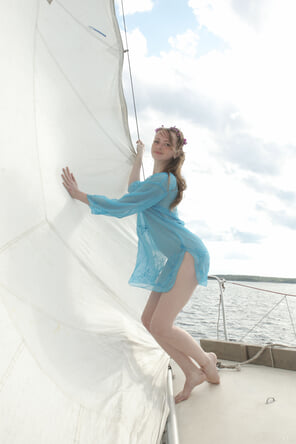 amateur-Foto stunning_girl-on-a-yacht_vega_high_0060