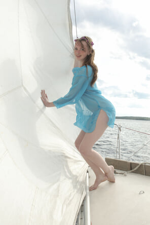 amateur photo stunning_girl-on-a-yacht_vega_high_0061