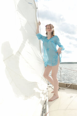 amateur-Foto stunning_girl-on-a-yacht_vega_high_0065