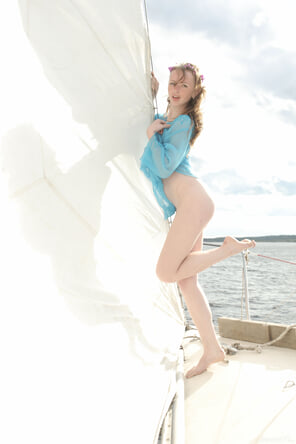 amateur photo stunning_girl-on-a-yacht_vega_high_0069