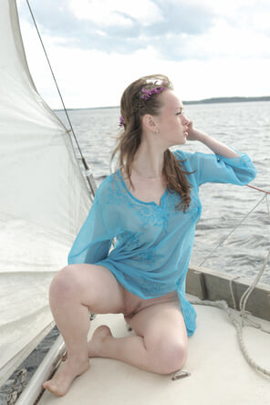 amateurfoto stunning_girl-on-a-yacht_vega_high_0079