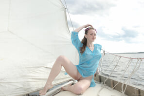 amateurfoto stunning_girl-on-a-yacht_vega_high_0083