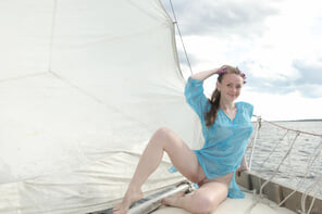amateurfoto stunning_girl-on-a-yacht_vega_high_0084