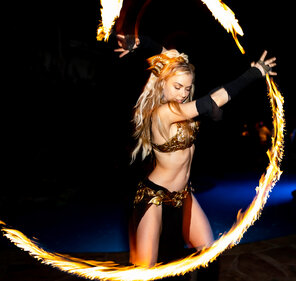 zdjęcie amatorskie Sexy Fire Spinning Succubus