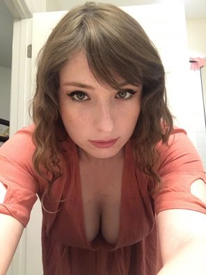 amateur pic Eyes like ice in a classy dress