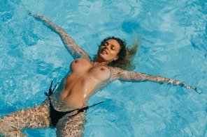 photo amateur Danielle Sellers in the pool