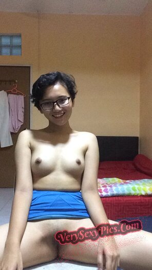 zdjęcie amatorskie Nude Amateur Pics - Nerdy Asian Teen Striptease71