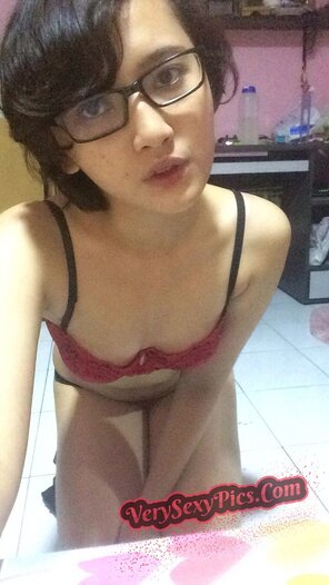 foto amatoriale Nude Amateur Pics - Nerdy Asian Teen Striptease106