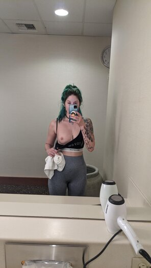 zdjęcie amatorskie [OC] [F] Gotta take pics at the gym right?