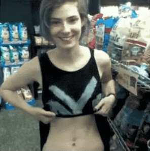 amateur pic tits-flash-in-the-store_001