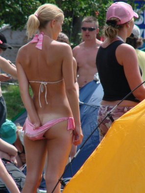 amateurfoto Her nose isn't the only embarrassing thing to pick in public