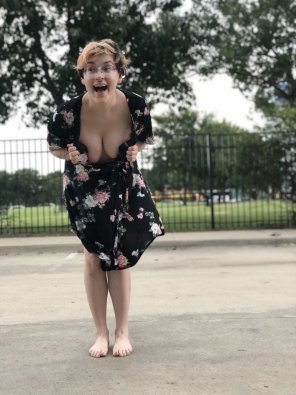 foto amadora Tits out at the park.