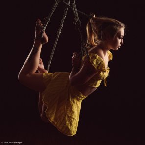 foto amateur Suspension in a yellow dress
