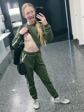 zdjęcie amatorskie Getting my titties out at the airport pre-covid