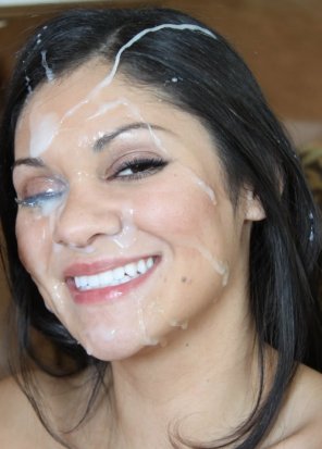 foto amateur Pleased with her facial