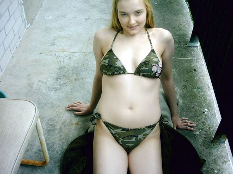 amateur photo nikki camo string bikini under jeans_046
