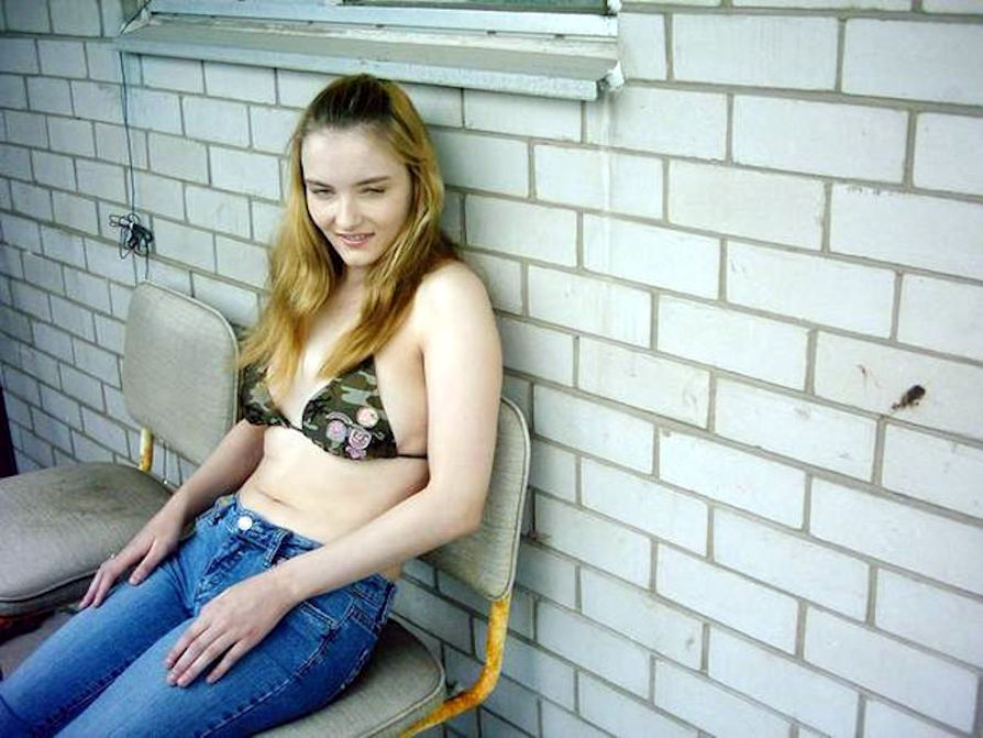 amateur photo nikki camo string bikini under jeans_050