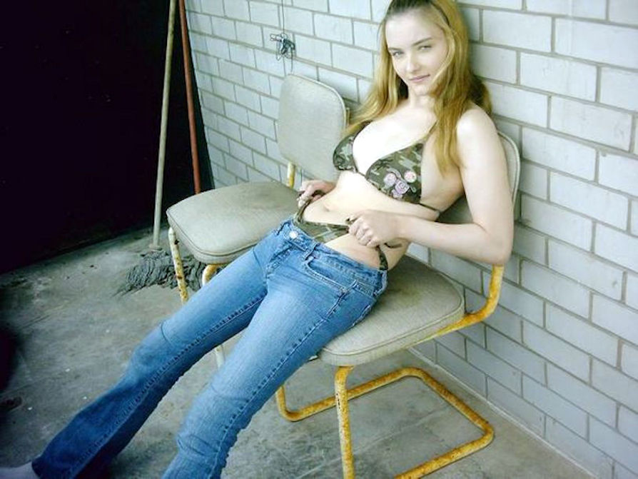 amateur photo nikki camo string bikini under jeans_072