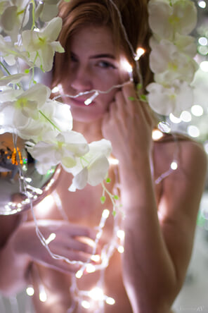 foto amatoriale stunning_girl-in-garlands_candy-n_high_0050