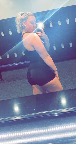 amateur photo [F]ormer cheerleader getting back to the gym