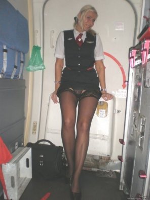 foto amadora Lufthansa Stewardess pulling up her dress