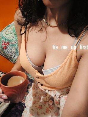 zdjęcie amatorskie Do you pre[f]er me with tea or coffee#