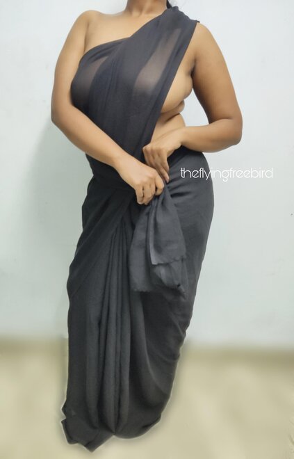 Saree Without a blouse is the best outfit for a hotwife