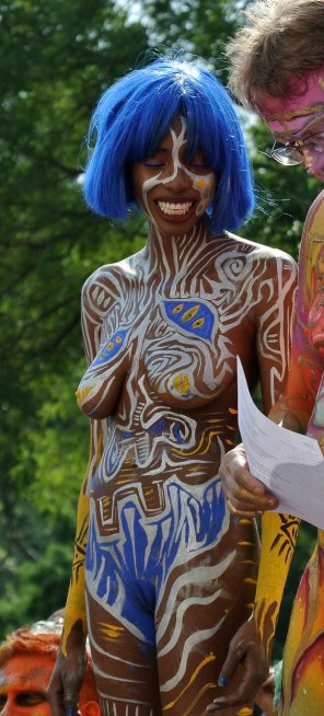 foto amatoriale Showing off her painted nude body in public