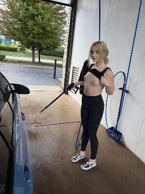 foto amateur public-i-ll-give-you-a-car-wash-if-you-suck-on-my-nipples-Xm