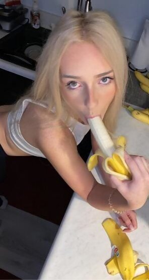 amateur pic teen-i-love-banana-qIpNRZ