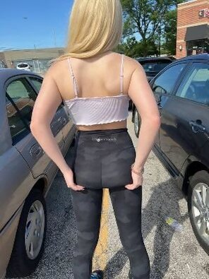 photo amateur tight-clothes-my-yoga-pants-feels-tight-and-nice-on-my-big-b