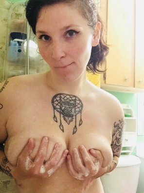 foto amatoriale I love when my boobs are covered in soap in the shower ;) [F]